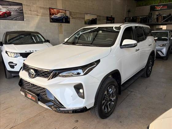 TOYOTA HILUX SW4 2.8 D-4D TURBO DIESEL SRX PLATINUM 7L 4X4 AUTOMÁTICO TOYOTA HILUX SW4 2.8 D-4D TURBO DIESEL SRX PLATINUM 7L 4X4 AUTOMÁTICO